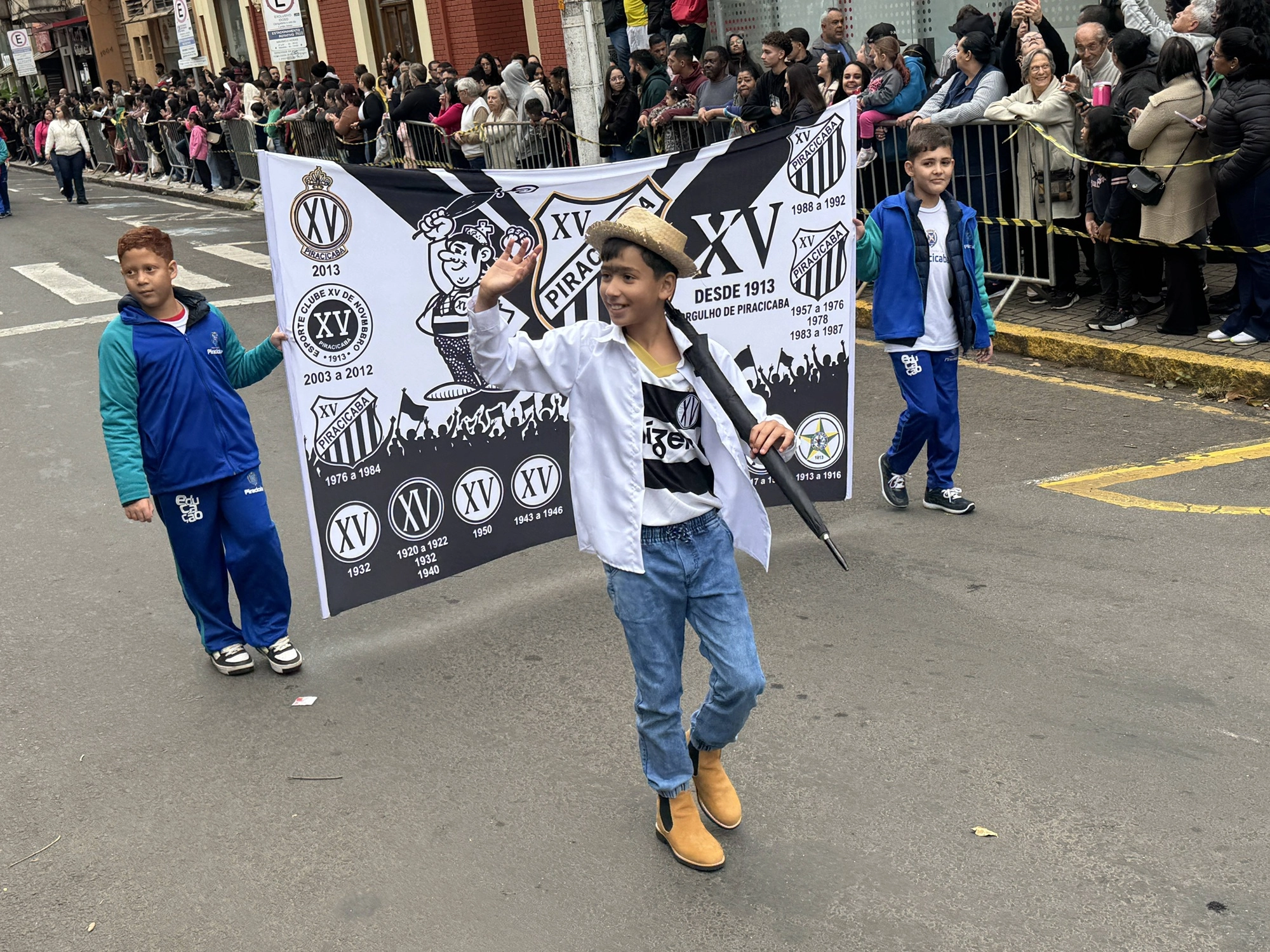 Futebol, XV e orgulho de ser brasileiro marcam Desfile Cívico de 7 de Setembro