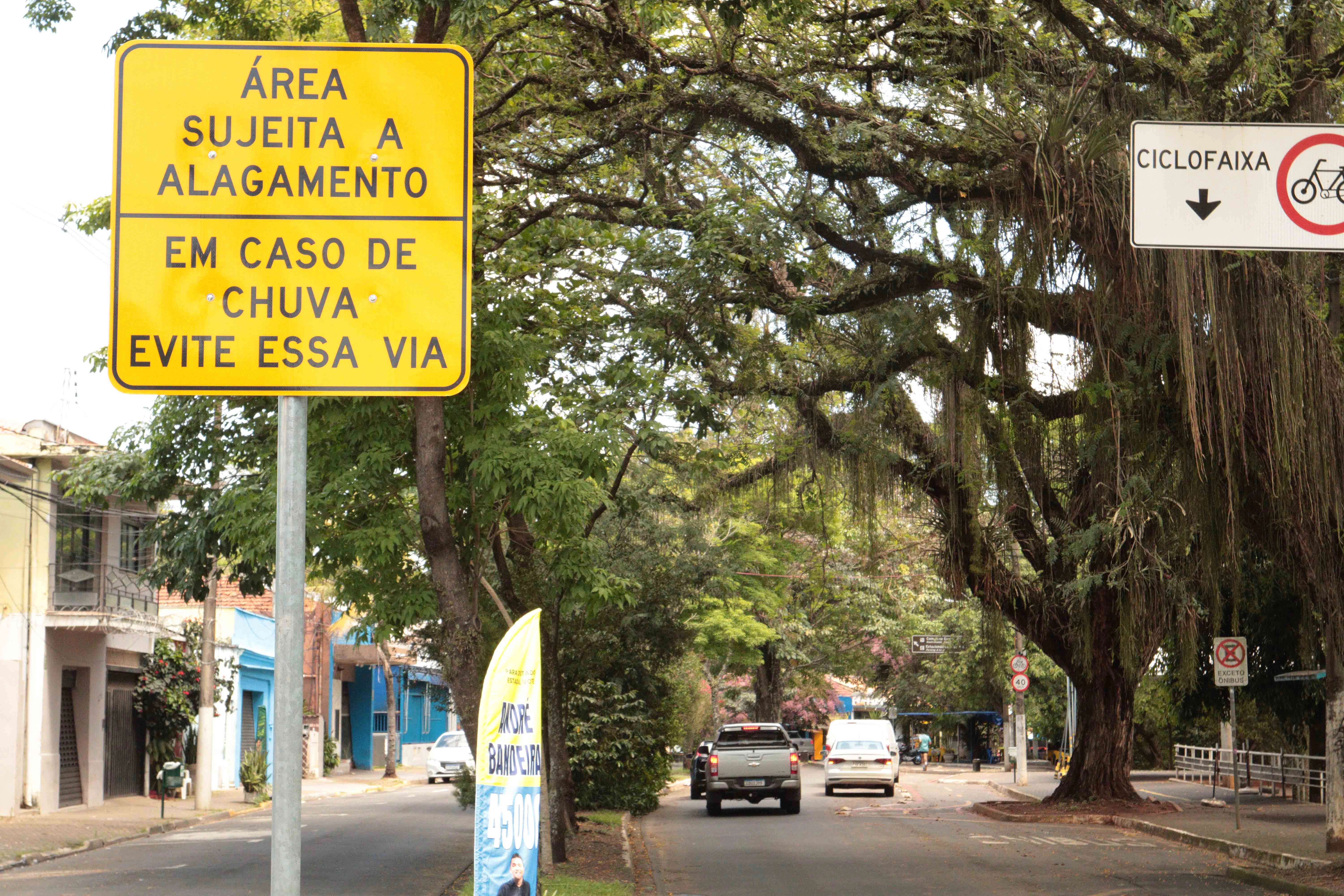 Prefeitura instala placas de advertência em áreas com risco de alagamento