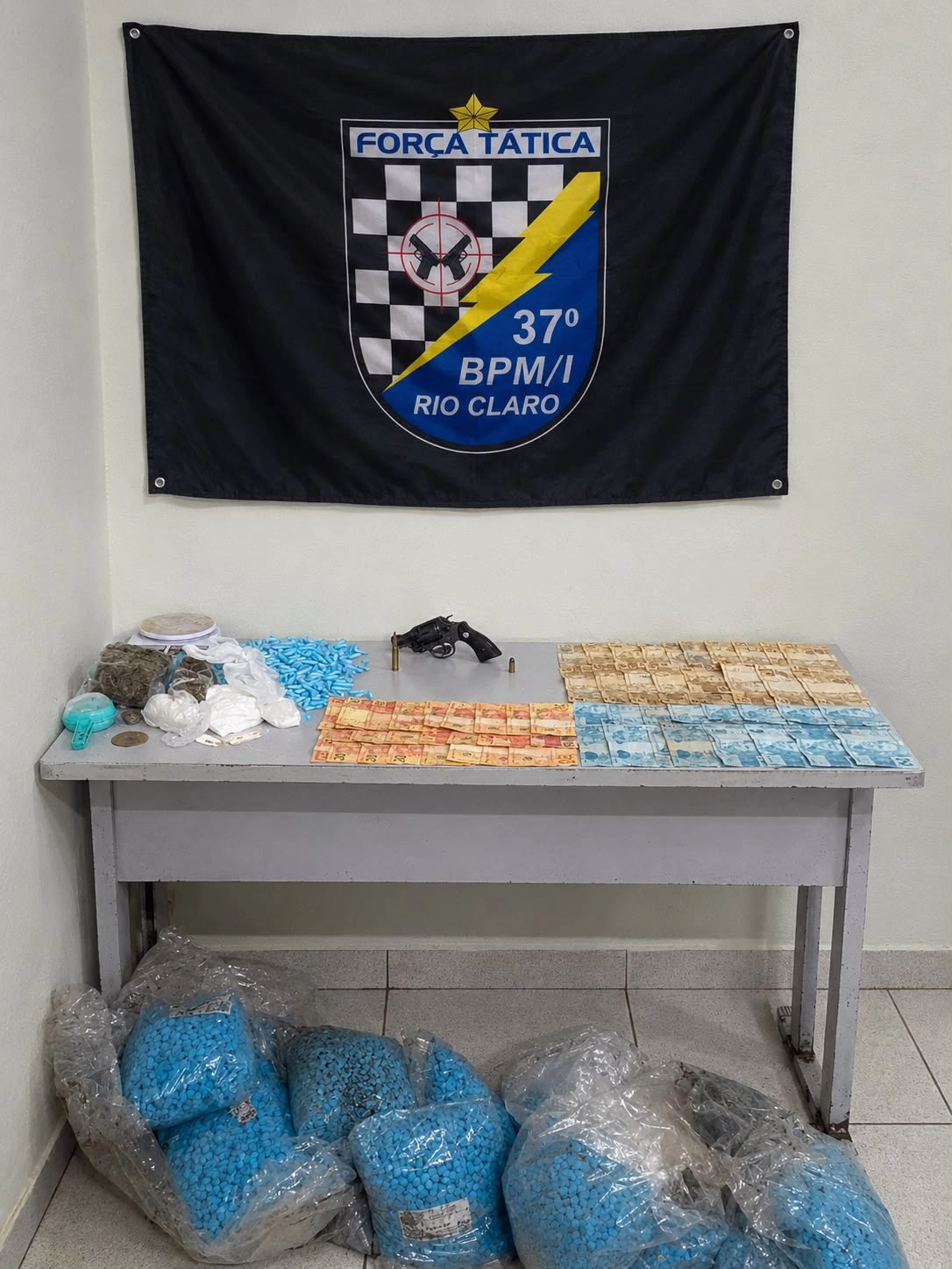 AÇÃO DA POLÍCIA MILITAR RESULTA NA APREENSÃO DE ARMA, MUNIÇÕES E QUASE 1 KG DE DROGAS EM RIO CLARO