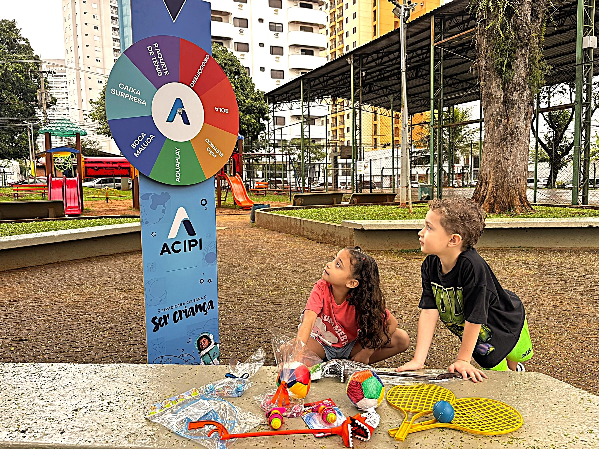 Acipi leva roleta premiada aos corredores comerciais e distribui brinquedos para celebrar o Dia das Crianças