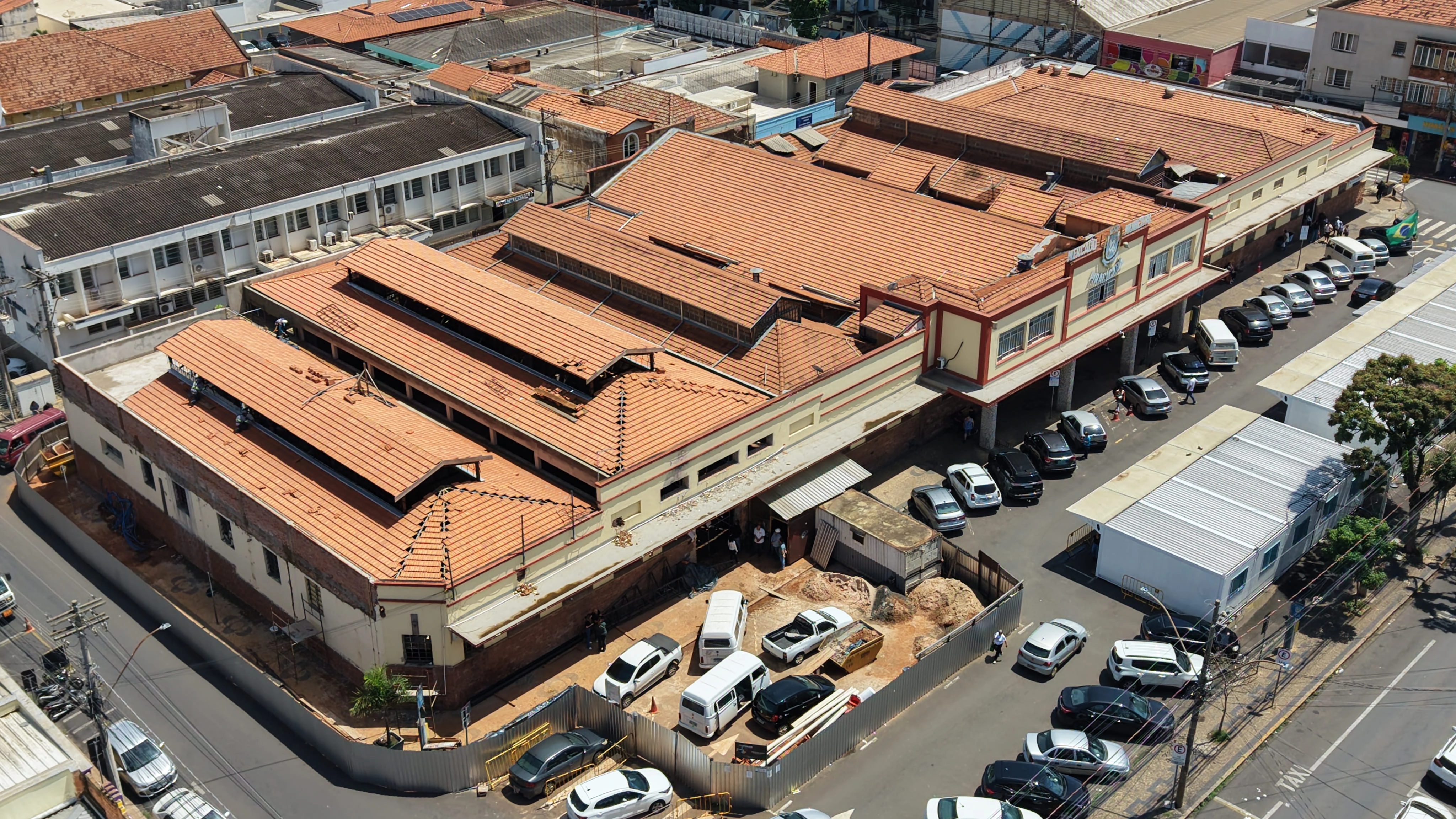 Mercado Municipal: reconstrução segue com serviços de cobertura, instalações e acabamento