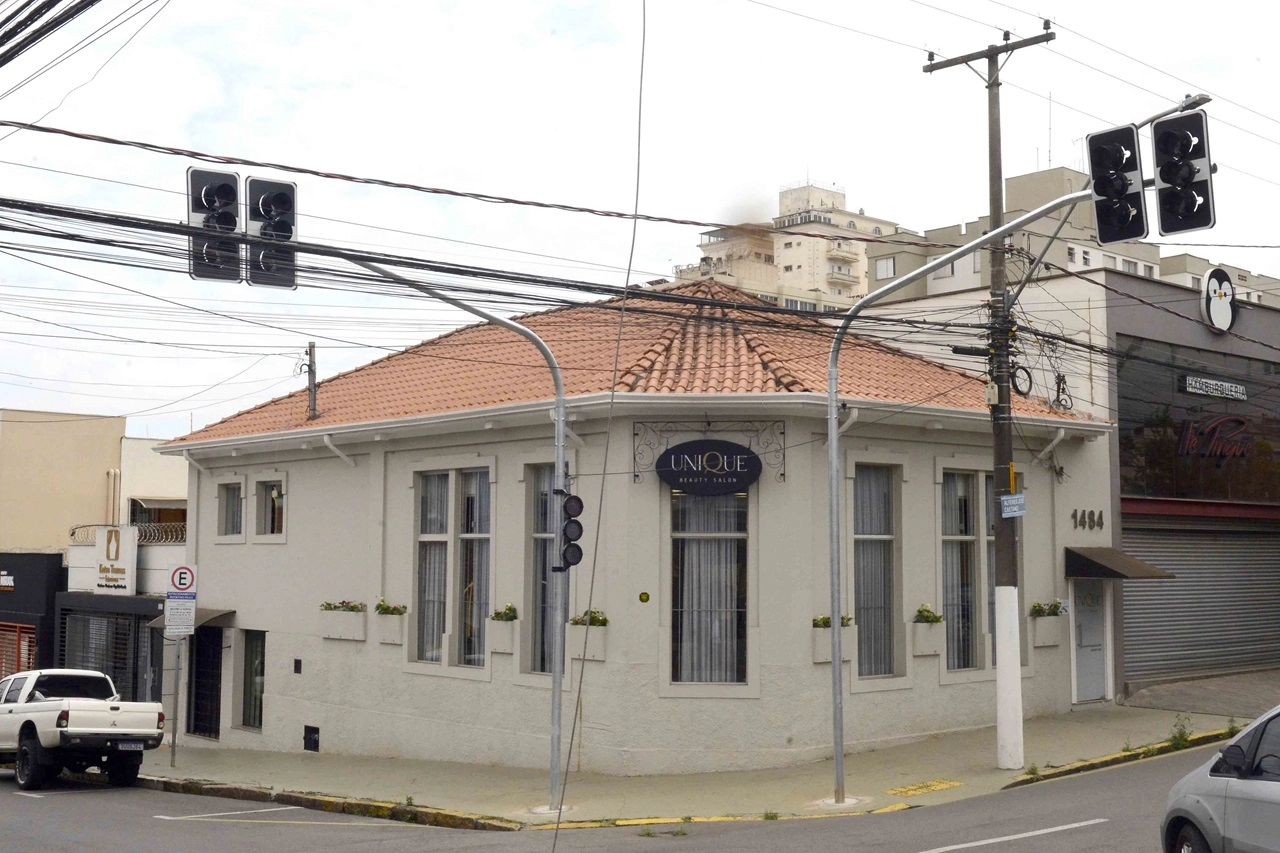 Cruzamento das ruas Alferes José Caetano e Ipiranga recebe novos semáforos