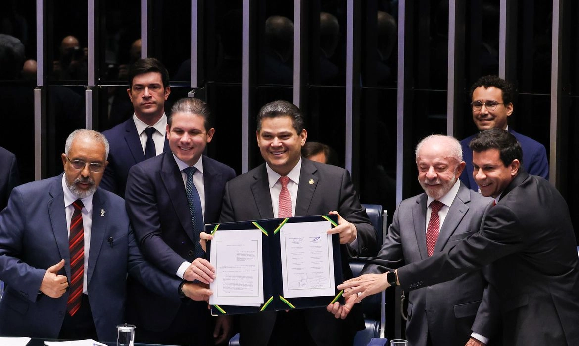 Congresso promulga fim da escala 6x1 e jornada máxima de 40h