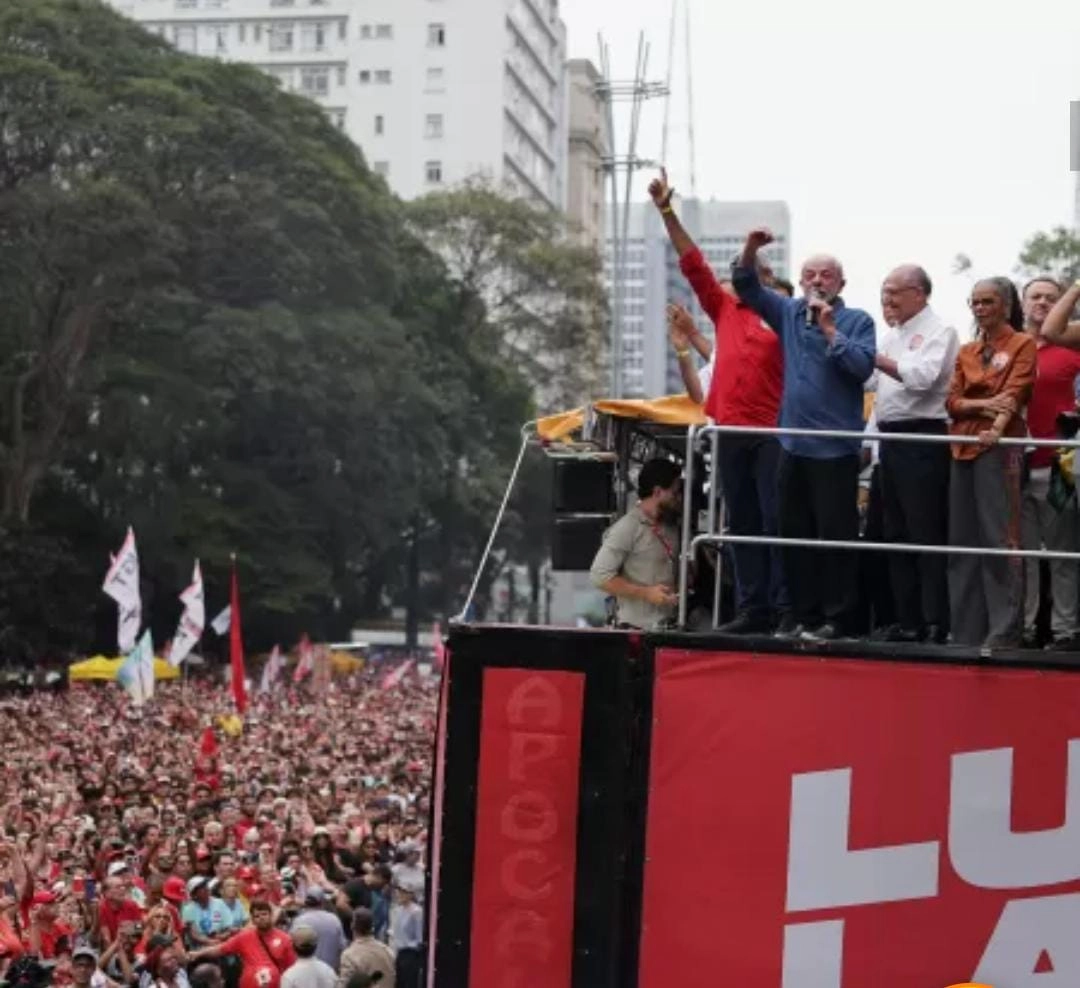 LULA É REELEITO PRESIDENTE DO BRASIL PELA QUARTA VEZ APÓS VIRADA HISTÓRICA