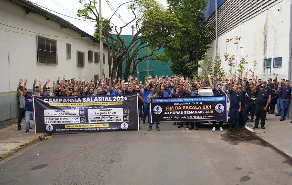 Trabalhadores metalúrgicos em Assembleia na porta das empresas