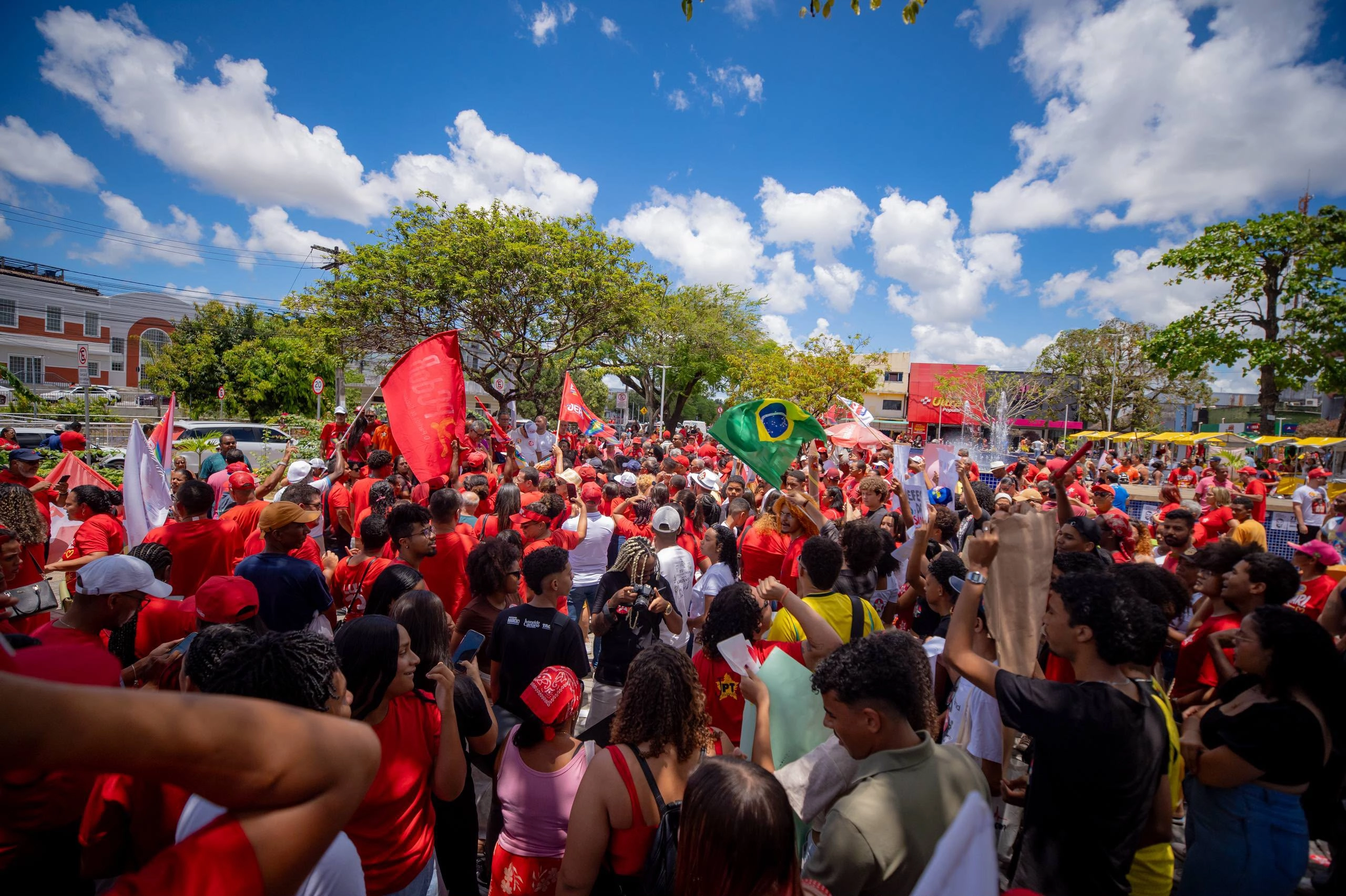 Ninguém vai soltar a mão do Lula”, declara Caetano durante ato de apoio ao presidente em Camaçari