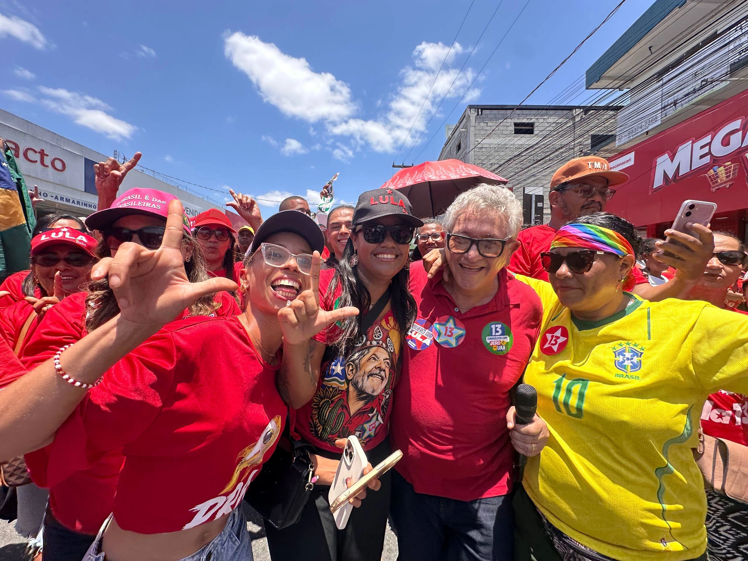 Caetano participa de ato nacional de mulheres em apoio a Lula em Camaçari