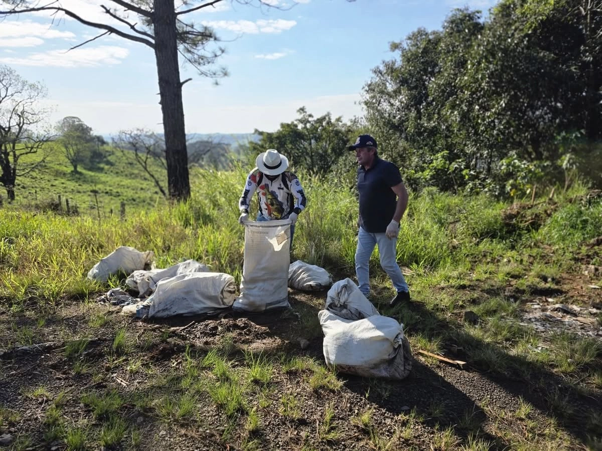 ação de limpeza no trajeto entre o Distrito do Guaraí e a sede de Nova Laranjeiras