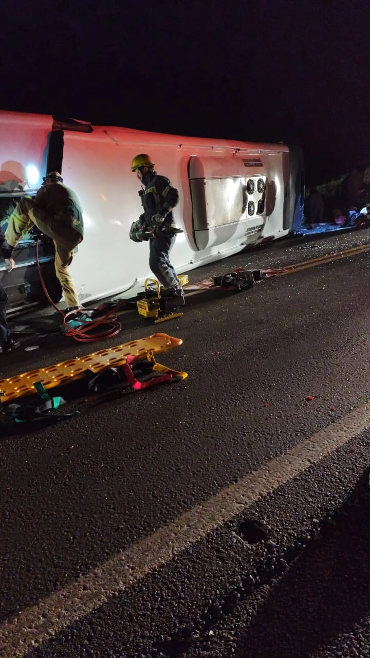 Candói - Acidente entre carro e ônibus na BR-277 deixa um morto e 46 feridos