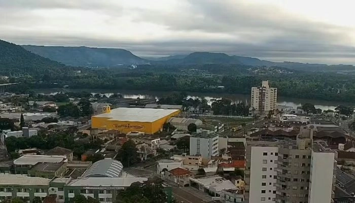 Cinco são denunciados por tráfico internacional de pessoas e por tentar matar testemunhas, no Paraná