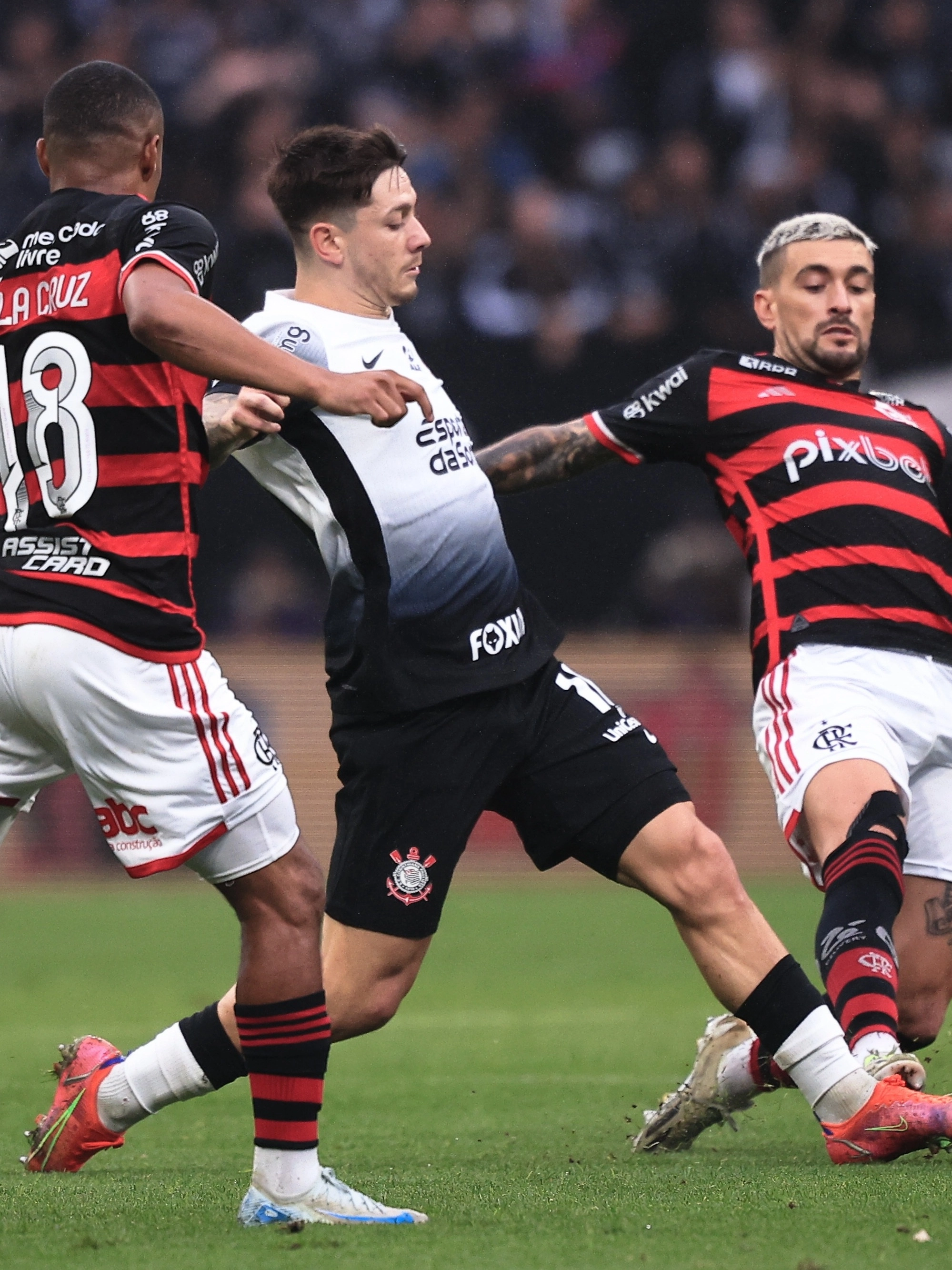 Flamengo vence o Corinthians e reassume a liderança do Brasileirão