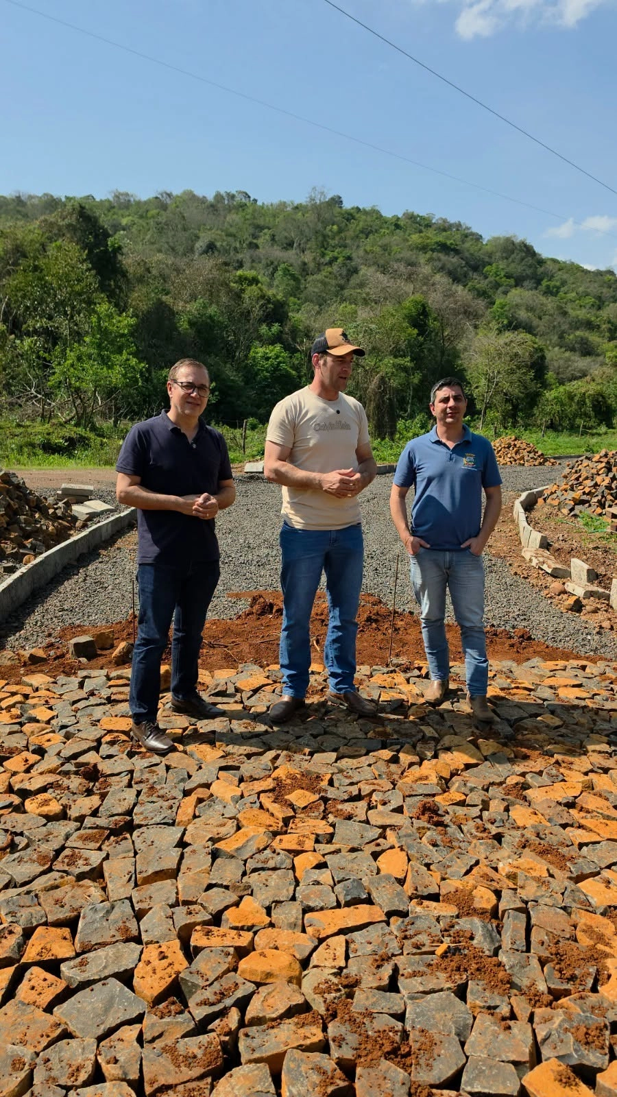 NOVA LARANJEIRAS:OBRA DE CALÇAMENTO AVANÇA LIGANDO A BR-277 AO RECANTO ESTRELA