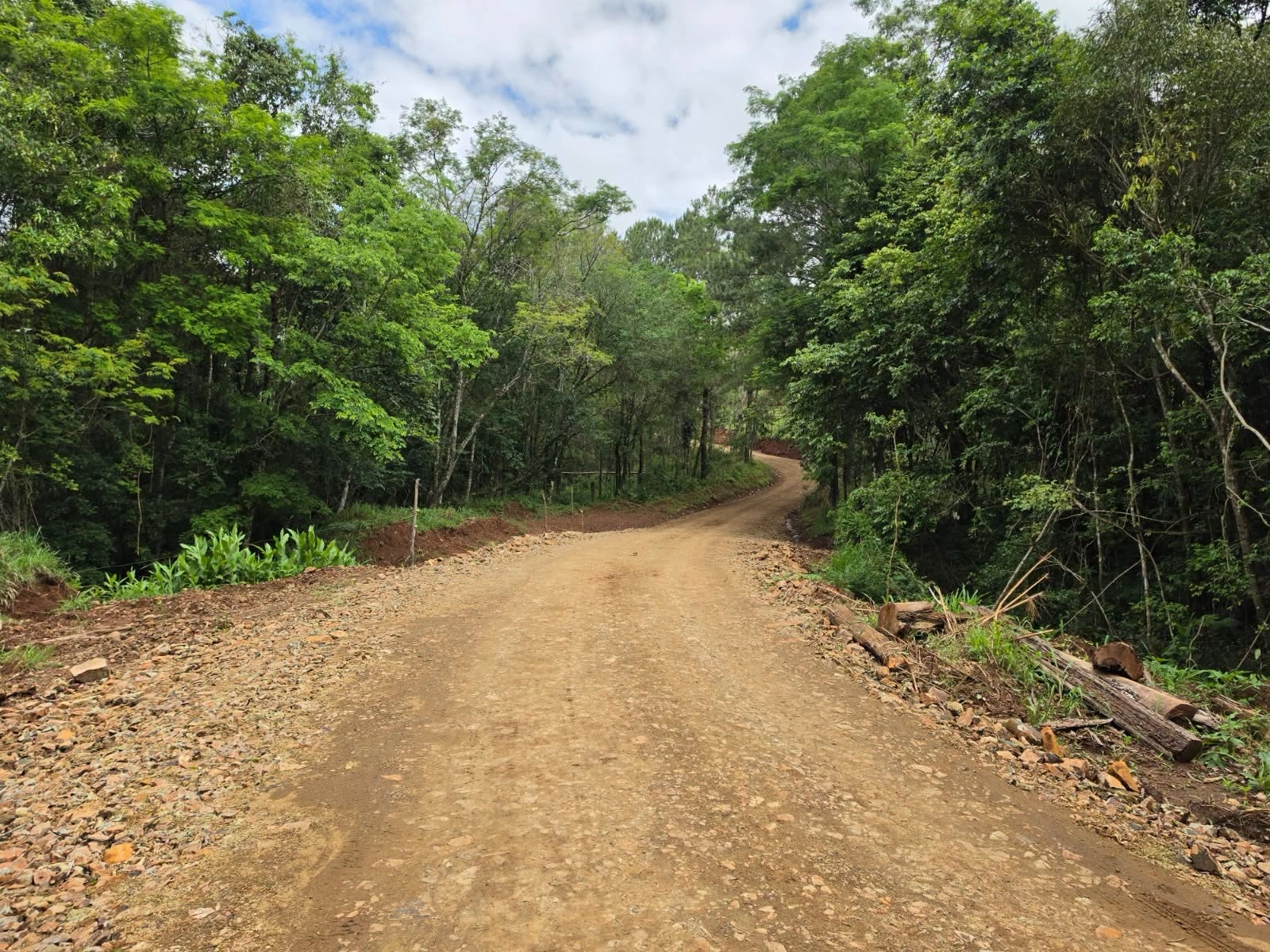 Nova Laranjeiras segue trabalhando na melhoria das estradas rurais