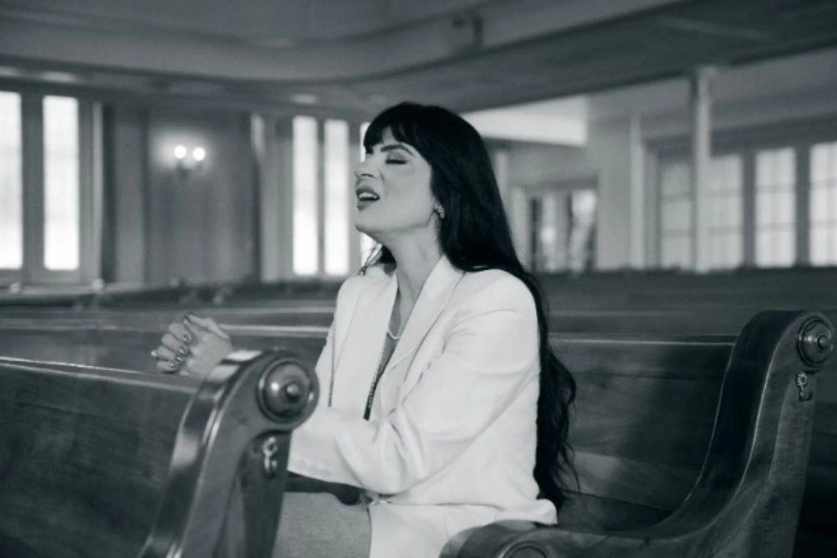 Fernanda Brum aponta para o essencial em “Nada Mais Importa”, primeiro single do projeto “Eu Ainda Sou de Barro”