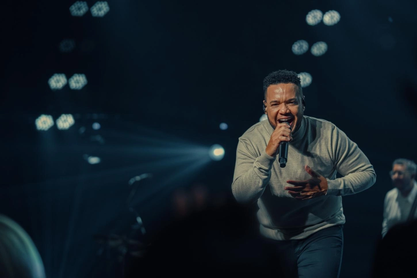 Nilson Junior lança “Carpinteiro” e conduz o público à cruz, onde o maior ato de amor mudou tudo