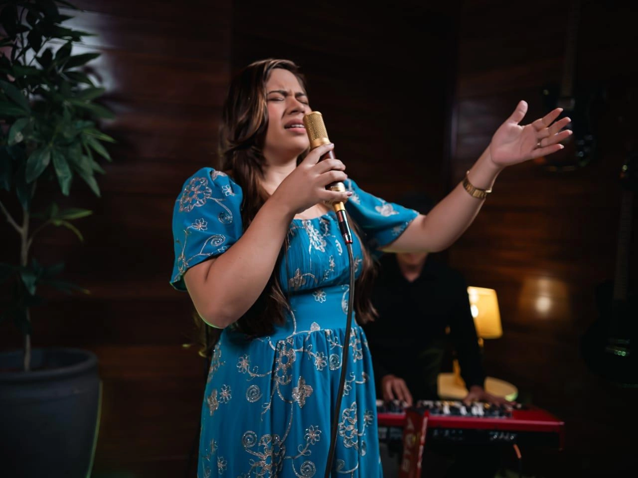 Jamile Castro lança “Não Me Deixe Esquecer”, cover de Valesca Maysa pela Todah Experience