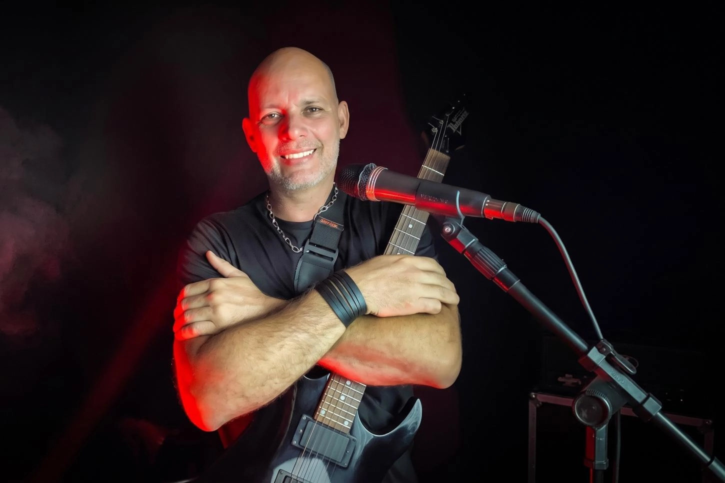 Vivência nas ruas na infância inspira Edu Gomes a transformar sua história em música