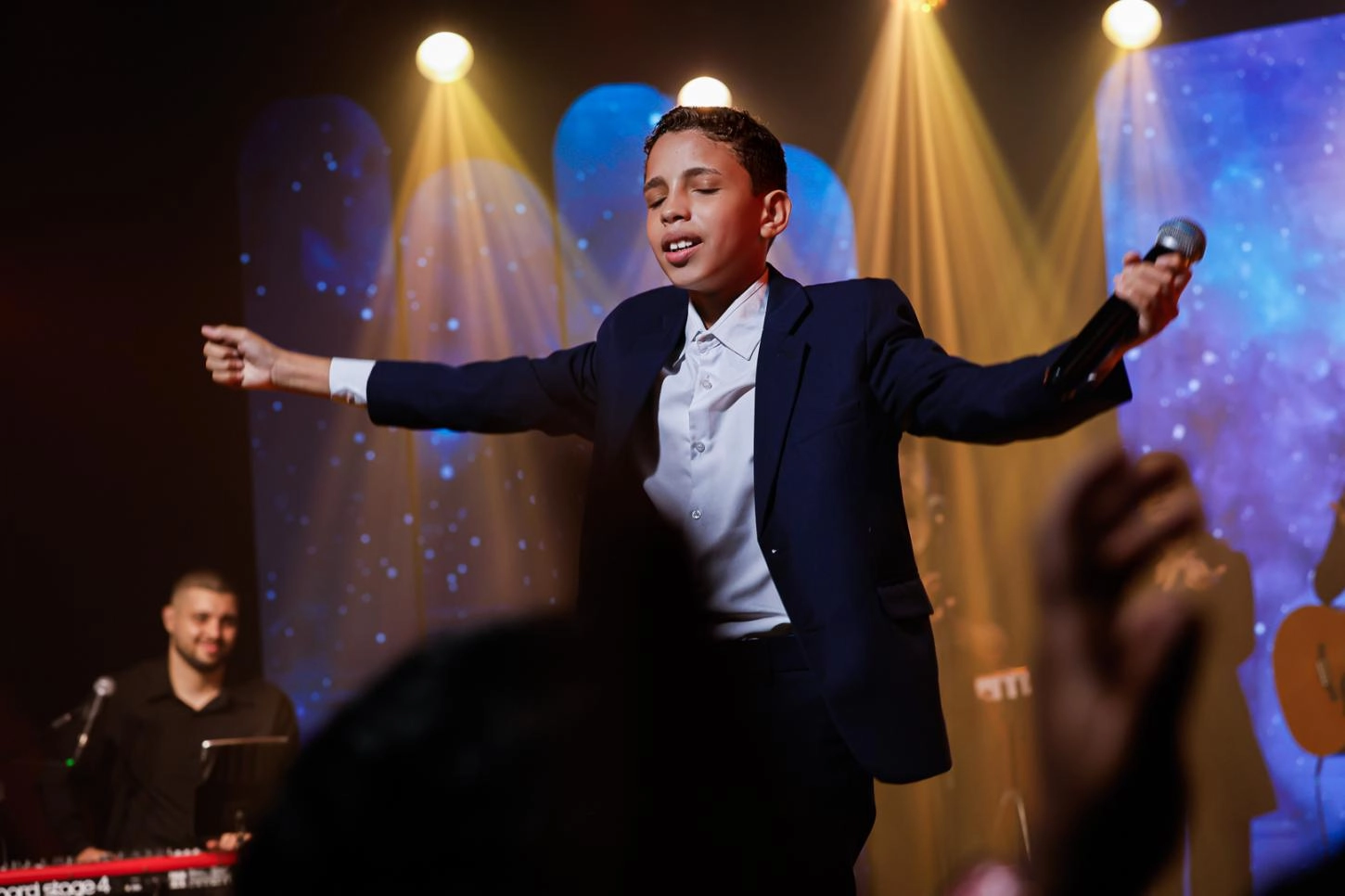 Aos 13 anos, Davi Francisco apresenta “É Ele” em seu primeiro projeto audiovisual ao vivo