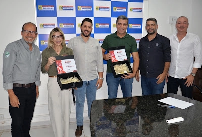 PREFEITO OTONIEL RECEBE EMPRESÀRIOS EM GABINETE