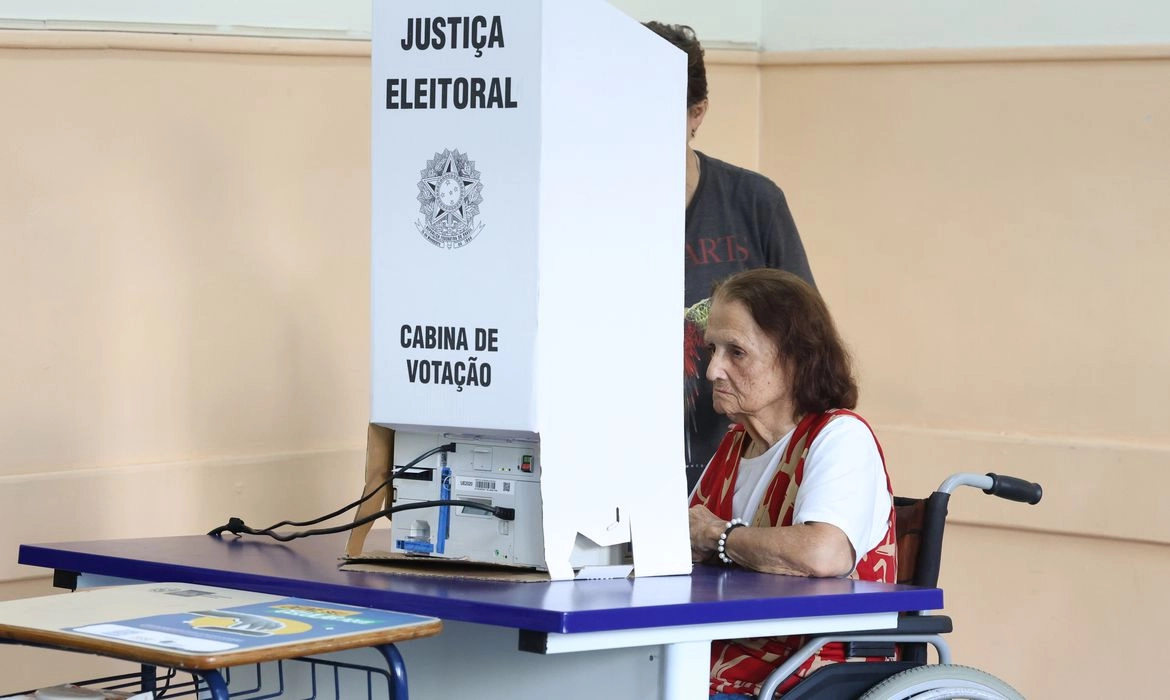 Voto facultativo, assédio a trabalhadores e fuga inédita...