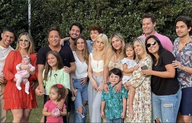 Leonardo completa 58 anos e comemora com a família