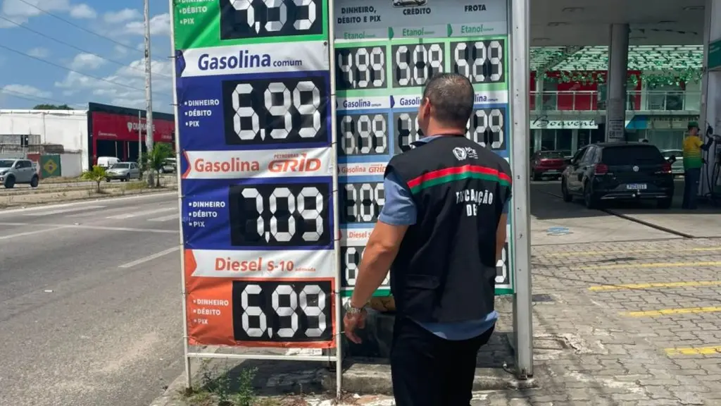 Decon notifica 64 postos de combustível e cobra explicações por aumento de preços em Fortaleza