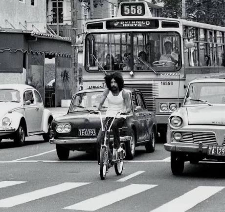 As aventuras de Raul Seixas na academia: "Sapato, meia social e bermuda agarradinha"