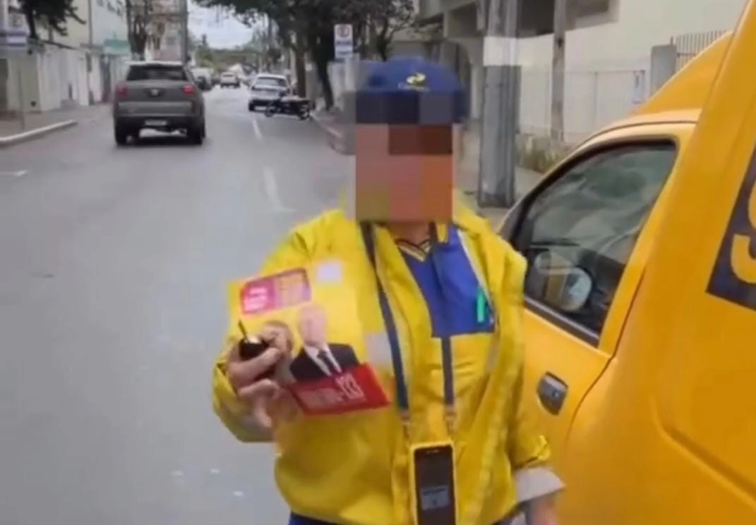 Crime eleitoral: Carteiros são flagrados distribuindo propaganda de Lula e de candidatos do PT