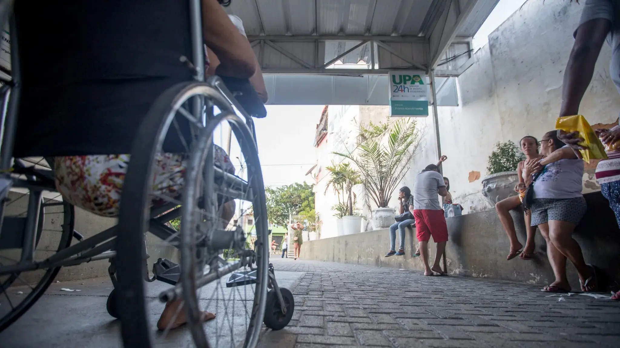 Além de rampas, o que cidades do CE precisam oferecer de acessibilidade segundo a lei?