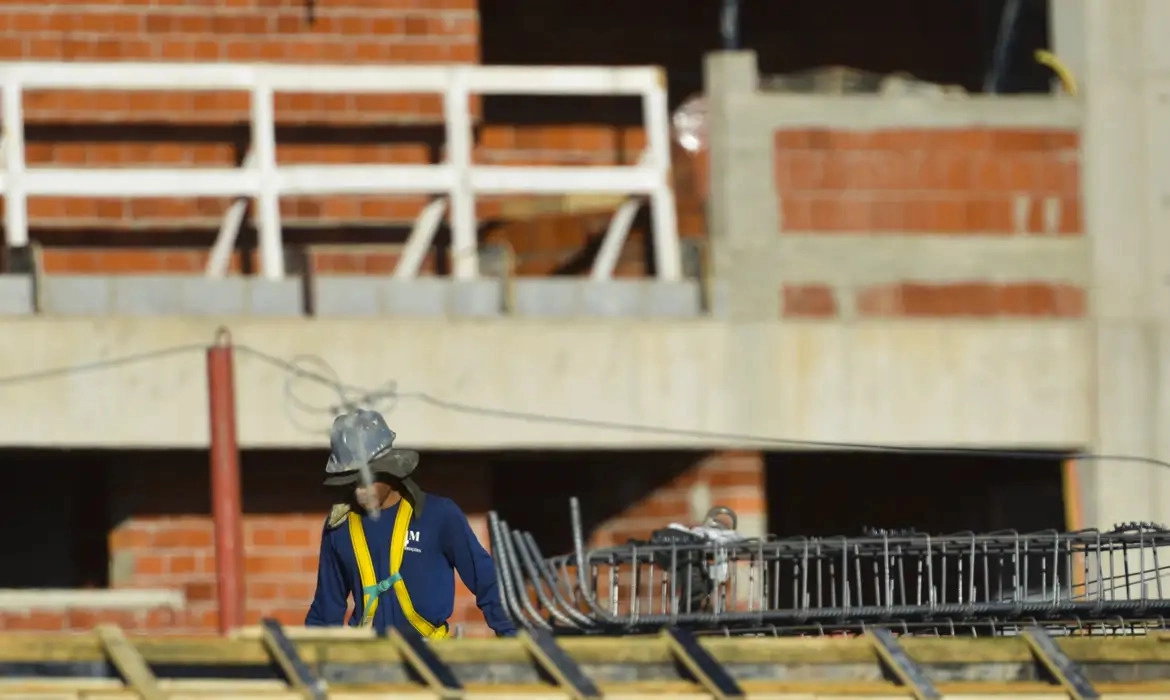Construção civil alerta sobre preço dos imóveis com fim da escala 6×1