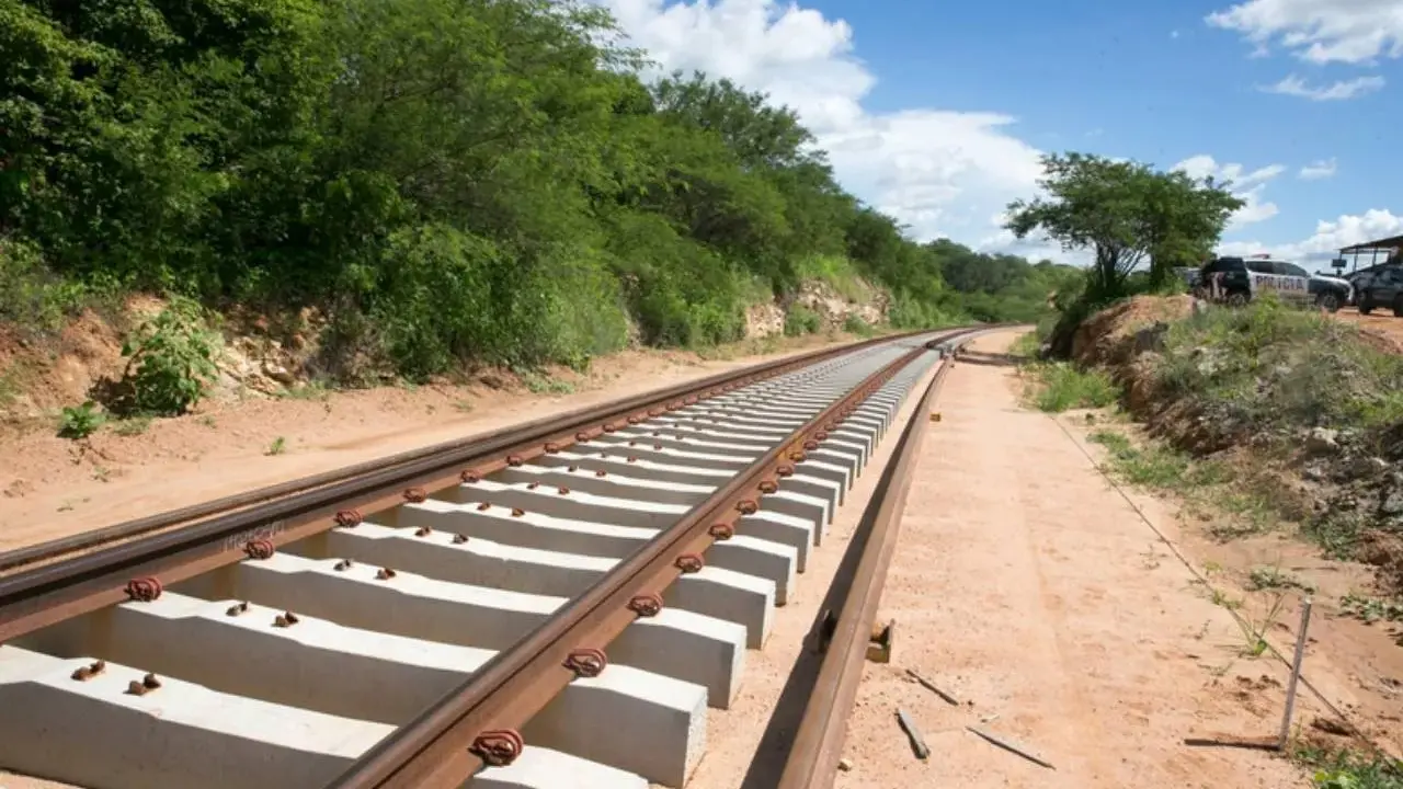 Ferrovia abandonada em 22 cidades do Ceará volta à União e deve ir à iniciativa privada