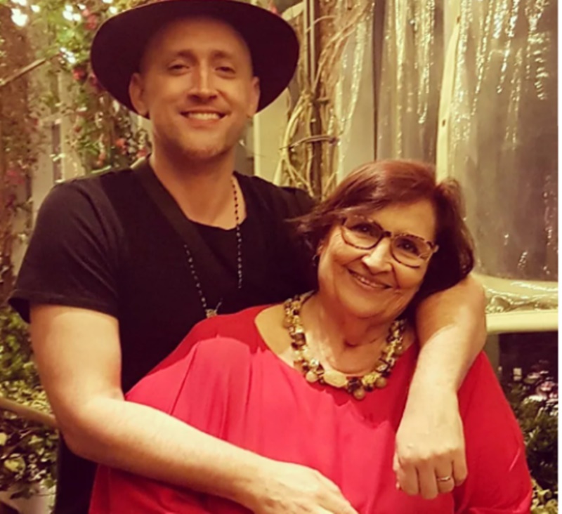 Déa Lúcia, mãe de Paulo Gustavo, ganha homenagens de famosos no Dia das Mães