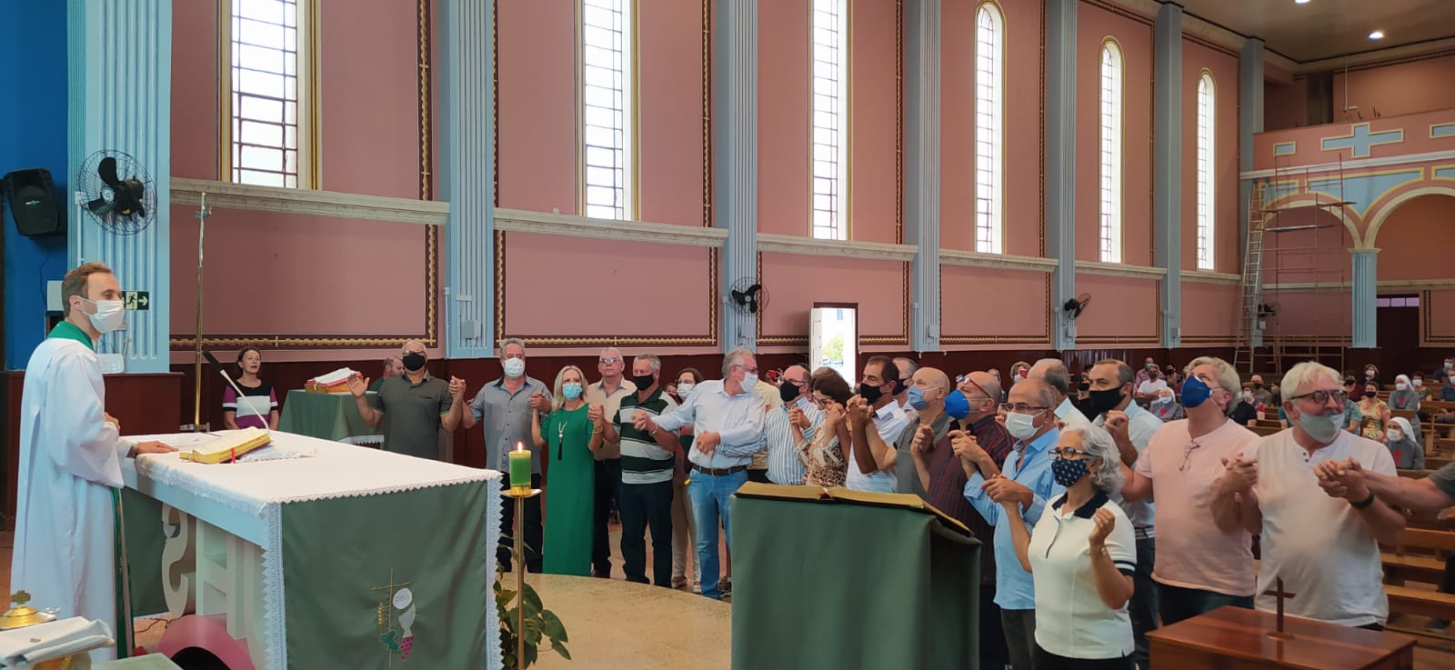 Grupo de amigos se reencontra após 48 anos e celebra amizade da época de colégio
