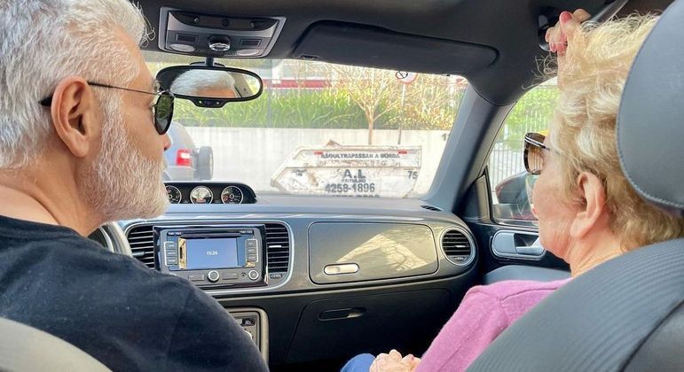 Glória Menezes sai de casa pela primeira vez após deixar hospital