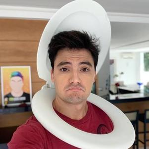 Felipe Neto trapaceia no xadrez e é banido de site