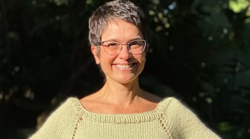 Sandra Annenberg diz que não quer pintar os cabelos: 'Gostando do grisalho'