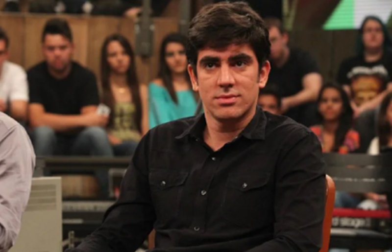 Marcelo Adnet processa Mario Frias por ofensas após parodiar secretário