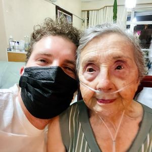 Thiago Fragoso faz homenagem para avó: 'Feliz 97 anos'