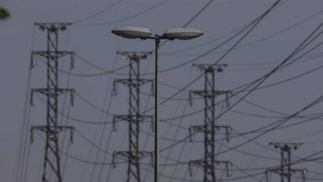 Com bandeira amarela, conta de luz deve ficar mais barata em janeiro