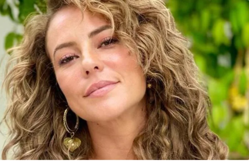Paolla Oliveira comemora 39 anos curtindo o sol: "Ser feliz e leve"