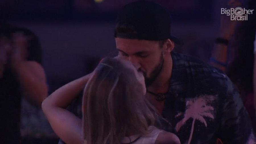 Festa tem beijo de Carla e Arthur, fora de Fiuk em Thaís e farpas de Karol.