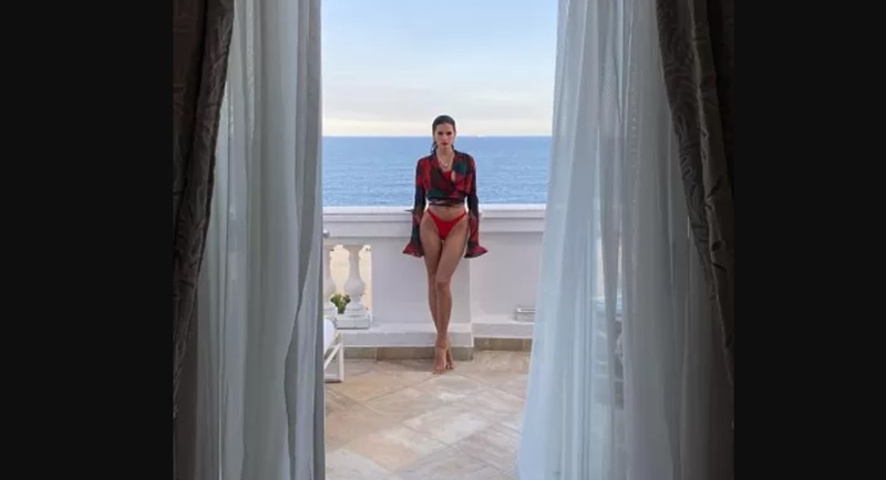 Bruna Marquezine posa no Copacabana Palace e encanta fãs: 'Musona'