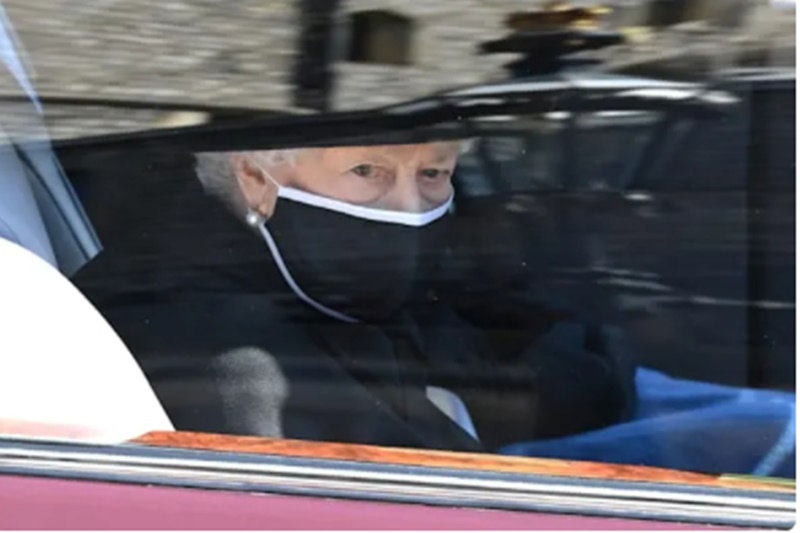 Rainha Elizabeth fala de tristeza em primeiro aniversário sem Philip em 70 anos