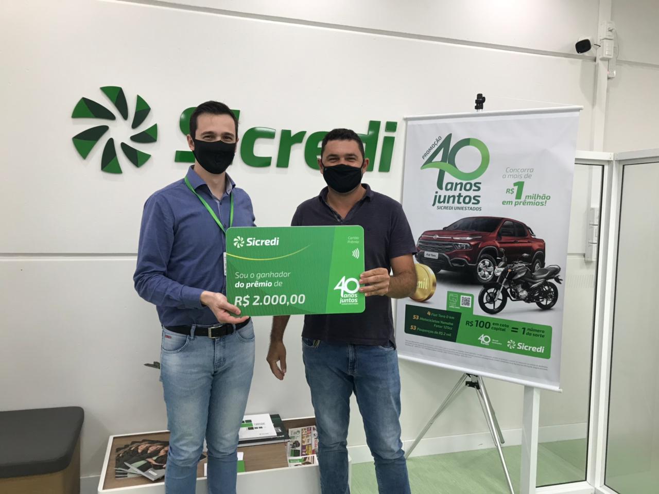 Sicredi de Erval Velho entrega prêmio para ganhador da Campanha dos 40 anos 