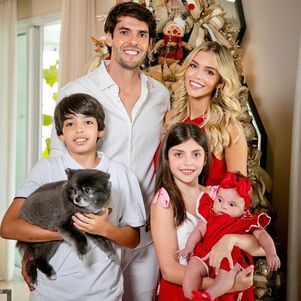 Mulher de Kaká não posta fotos dos enteados por pedido da ex dele