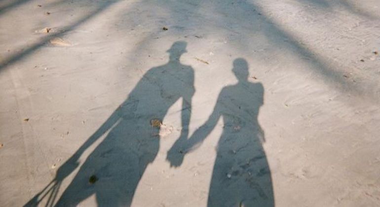 Marquezine posta foto de mãos dadas e fãs apontam: 'É o Enzo'