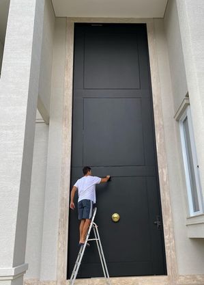 Rodrigo Faro posta foto limpando porta gigante de casa: 'Eu que lute'
