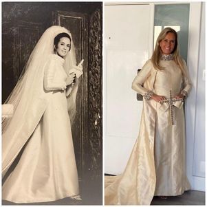 Helô Pinheiro posa com vestido que usou no casamento há 55 anos