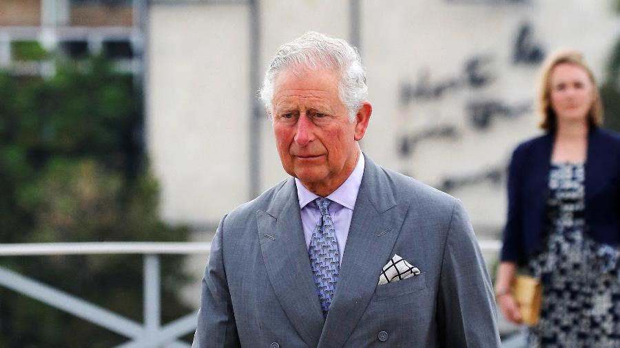 Príncipe Charles e Camilla recebem vacina contra a covid-19
