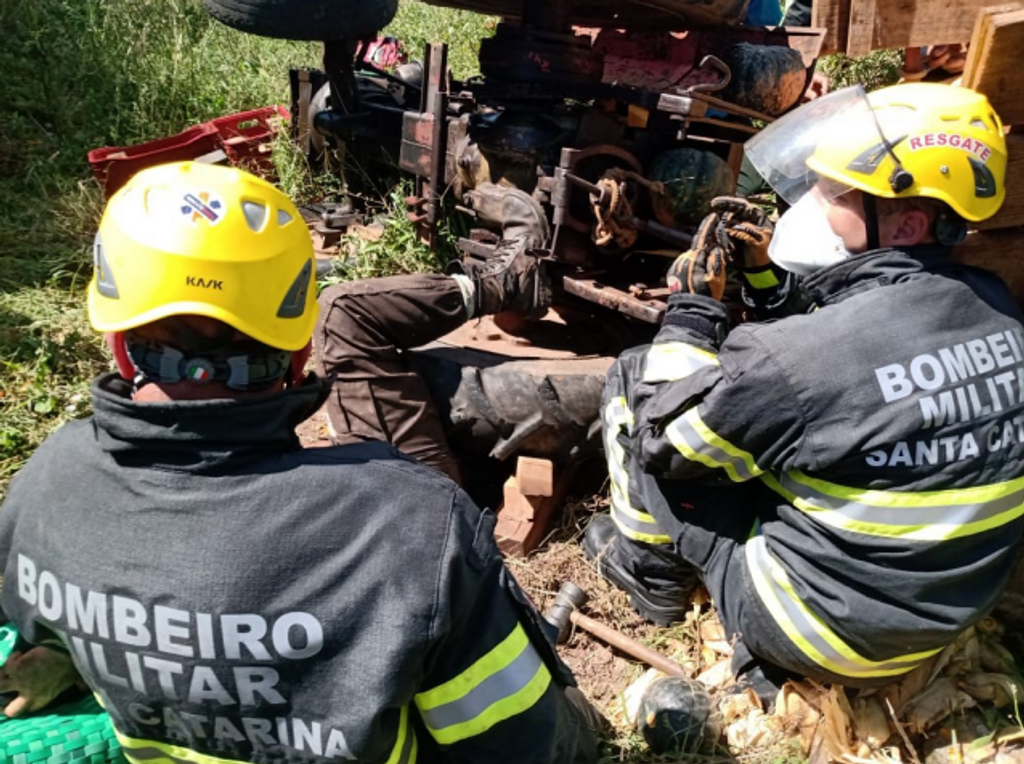 Homem sobrevive após sofrer acidente de trator e passar três dias com a perna presa embaixo do rodado
